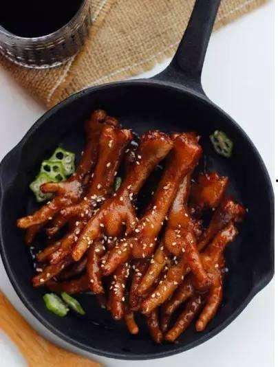 黑鸡爪包装生瓜怎么吃,黑鸡爪包装生瓜的多样食用指南