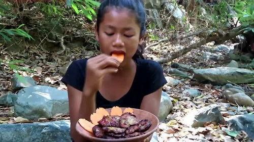 黑妹搞笑吃瓜,笑料横飞，欢乐无限！