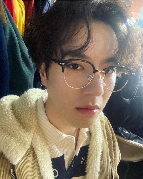 吃瓜卷毛黑框眼镜,时尚与个性的完美融合