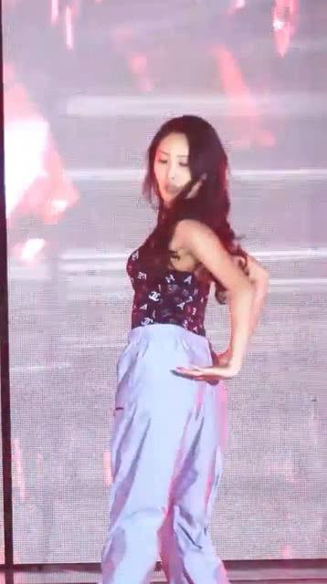 明星网红在台上跳舞,明星网红的舞台魅力瞬间